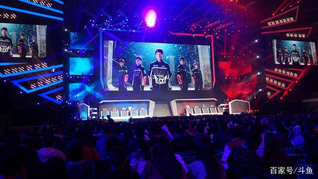 缺失的女性坦克回头看月亮，点燃光来帮助Xun获得三杀。 JD Gaming 中路和打野展现了他们的实力，拉回了一座城市。